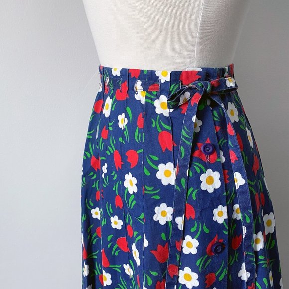 Vintage 70s Flared Midi Wrap Skirt with Sweet Floral Pattern Size S - Picture 2 of 7